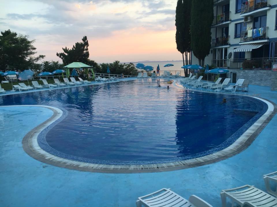 Blue Bay Palace Apart Complex Pomorie Exterior photo